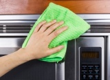 Берем за правило вовремя чистить микроволновую печь!